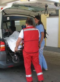 Odjezd zraněných Čechů z nemocnice v Gospiči