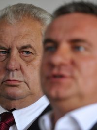 Čestný předseda Strany práv občanů – zemanovců Miloš Zeman (vlevo) a předseda strany Vratislav Mynář dnes oznámili, že získali pro Zemana 50.000 podpisů potřebných k prezidentské kandidatuře