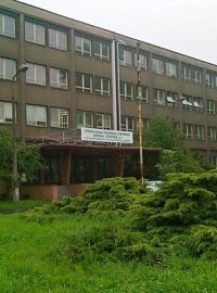 Škola v Kunčicích má nad vchodem název jiné školy, která ji převzala a připravila k zániku