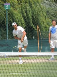 Španěl Rafae Nadal servíruje pod dohledem strýce Toniho