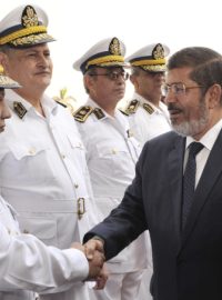 Nový egyptský repzident Muhammad Mursí s čelními představiteli tamní armády