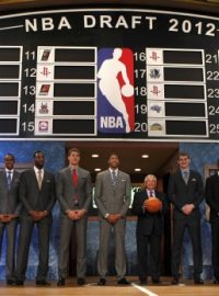 Hlavní favorité nočního draftu před objektivy fotografů zapózovali s komisionářem NBA Davidem Sternem (uprostřed)