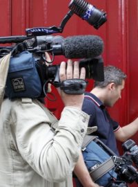 Novináři zvoní u vchodu do budovy, kde sídlí nové kanceláře bývalého francouzského prezidenta Nicolase Sarkozyho