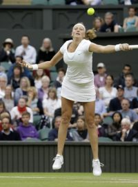 Petra Kvitová of the Czech Republic plays a return to Serena Williams of the United States during a quarterfinals match at the All England Lawn Tennis Championships at Wimbledon, England, Tuesday, July 3, 2012. (AP Photo/Anja Niedringhaus)