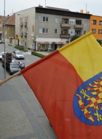 Místostarosta Miroslavi na Znojemsku Roman Volf vyvěšuje moravskou vlajku