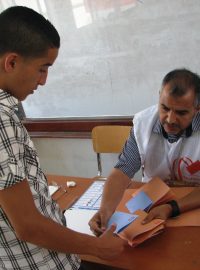 Libyjci hlasují poprvé po 42 letech ve svobodných volbách