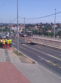 Spolu s vozovkou se propadl i tramvajový ostrůvek