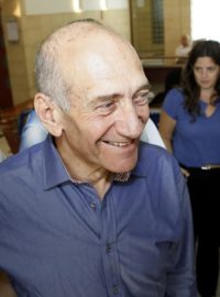 Izraelský expremiér Ehud Olmert odchází od soudu v Jeruzalémě