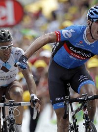 Cyklista David Millar slaví triumf ve 12. etapě Tour de France