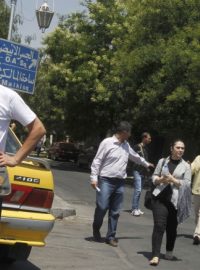 Novináři v Damašku  opouštějí zablokovanou silnici vedoucí k budově, kde došlo k atentátu