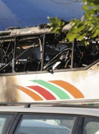 Autobus zničený po explozi, při které v Burgasu zahynuli izraelští turisté