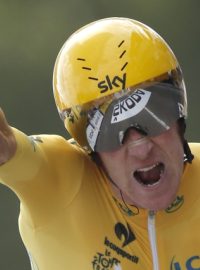 Bradley Wiggins má k radosti důvod - vyhrál i druhou časovku a je blízko triumfu na Tour de France