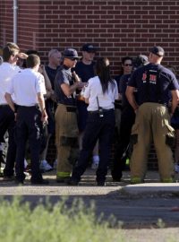 Policisté a hasiči připravují v Denveru vstup do bytu Jamese Holmese prošpikovaného nástrahami