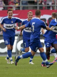 Fotbalisté Dudelange slaví branku v síti Salcburku