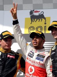 Velká cena Maďarska, stupně vítězů:zleva druhý Fin Kimi Räikkönen, vítěz Lewis Hamilton a třetí Francouz Romain Grosjean