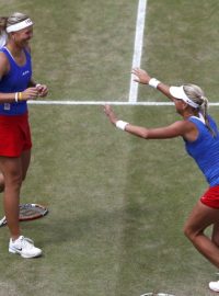 Tenistky Lucie Hradecká a Andrea Hlaváčková se v All England Clubu radují z postupu do finále