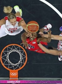 Basketbalistka Michaela Zrůstová (vpravo) společně s Petrou Kulichovou a Američankou Swin Cashovou