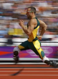 Oscar Pistorius postoupil z rozběhu do semifinále olympijského závodu na 400 metrů