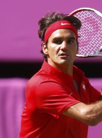 Switzerland&#039;s Roger Federer returns to Britain&#039;s Andy Murray in the men&#039;s singles tennis gold medal match at the All England Lawn Tennis Club during the London 2012 Olympic Games August 5, 2012