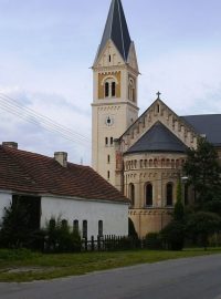 Kostel na návsi v Úhercích