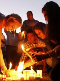 Lidé zapalují svíčky před sikhským chrámem v Oak Creek