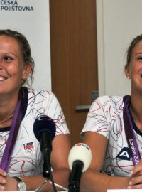 Stříbrné medailistky z Londýna, tenistky Andrea Hlaváčková (vpravo) a Lucie Hradecká