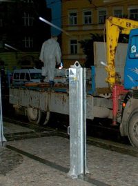 V pondělí 12. srpna 2002 hladina Vltavy dál stoupala, večer začala stavba protipovodňových bariér – v té době však chránily jen malou část centra (snímek ze Smetanova nábřeží)