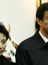 Bývalý vlivný čínský politik Po Si-laj (vpravo) s manželkou Ku Kchaj-laj