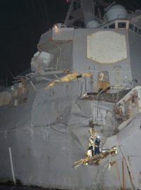 Americký torpédoborec USS Porter (DDG 78) po srážce s japonským tankerem M/V Otowasan v Hormuzském průlivu