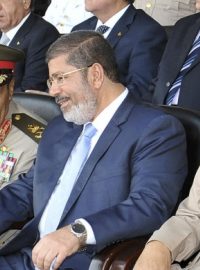 Zleva dosavadní nejvyšší představitel egyptské armády Muhammada Tantáví, prezident Egypta Muhammad Mursí a náčelník generálního štábu Sámí Anán