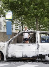 Ve francouzském Amiens v noci hořela auta