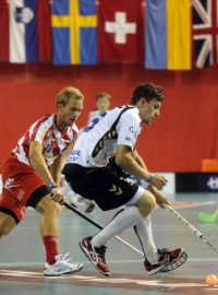 Utkání 20. ročníku mezinárodního florbalového turnaje Czech Open, JM Chodov - Pixbo Wallenstam, 16. srpna v Praze. Isaac Rosén (vlevo) z Wallenstamu a Tomáš Sýkora z Chodova.