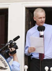 Julian Assange promlouvá k novinářům z balkónu ekvádorského velvyslanectví v Londýně