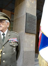 Válečný veterán plukovník Antonín Štícha před budovou Českého rozhlasu 21. 8. 2012