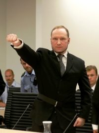 Norský atentátník Breivik při příchodu do soudní síně