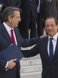 Řecký premiér Antonis Samaras a francouzský prezident François Hollande po schůzce v Elysejském paláci