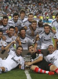 Fotbalisté Realu Madrid se na San Bernabeu radují ze zisku domácího Superpoháru.JPG
