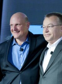 Šéf Microsoftu Steve Ballmer a šéf Nokie Stephen Elop při představování nových smartphonů