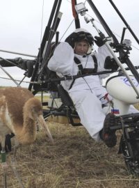 Vladimir Putin se chystá k letu při němž v motorovém rogalu vede hejno jeřábů