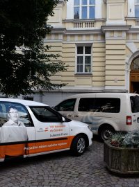 Auto ČSSD před náchodským gymnáziem