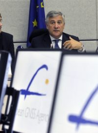 Ministr dopravy Pavel Dobeš, místopředseda Evropské komise pro průmysl a podnikání Antonio Tajani a výkonný ředitel GSA Carlo des Dorides po slavnostním otevření nového sídla Agentury pro evropský globální navigační satelitní systém GNSS (GSA)