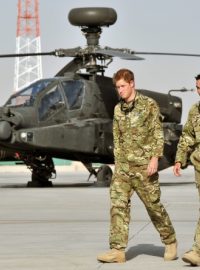 Britský princ Harry u bojového vrtulníku Apache v Afghánistánu.jpg