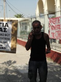 Muž na Korfu drží hladovku za své právo na vyplacení mzdy