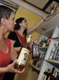 Majitelé obchodů a restaurací odstraňují z pultů tvrdý alkohol