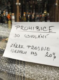 Cedule upozorňuje zákazníky v prodejně v centru Prahy na zákaz prodeje alkoholu