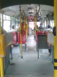 autobus MHD, interiér