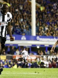 Demba Ba (vlevo) slaví 1000. gól Newcastlu v Premier League s Yohanem Cabayem