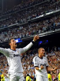 Cristiano Ronaldo a Pepe slaví výhru Realu Madrid 3:2 nad Manchesterem City v úvodním duelu Ligy mistrů