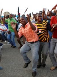 Stávkující horníci z dolu Marikana oslavují tancem zprávu o zvýšení platů