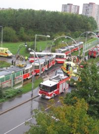 Srážka tramvaje a autobusu na pražském Barrandově